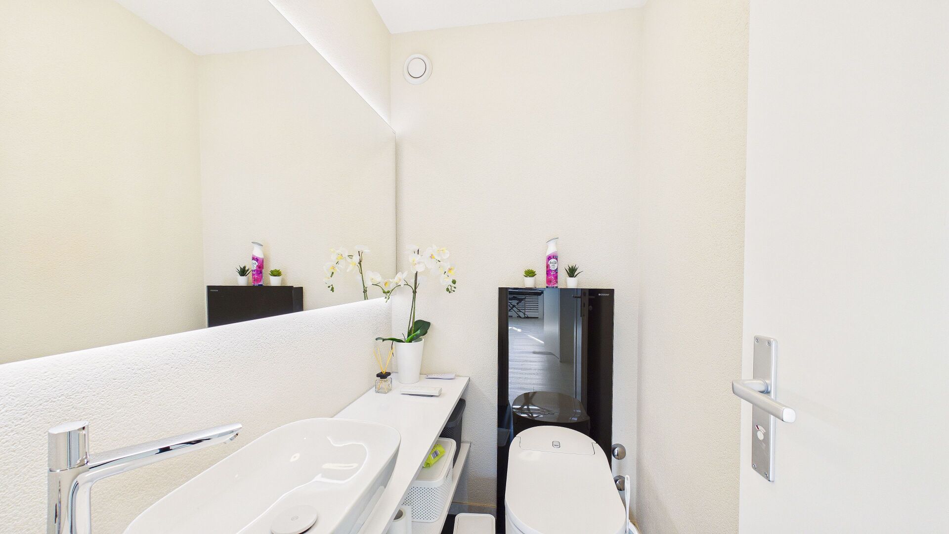 Gäste-WC mit Waschbecken und Toilette