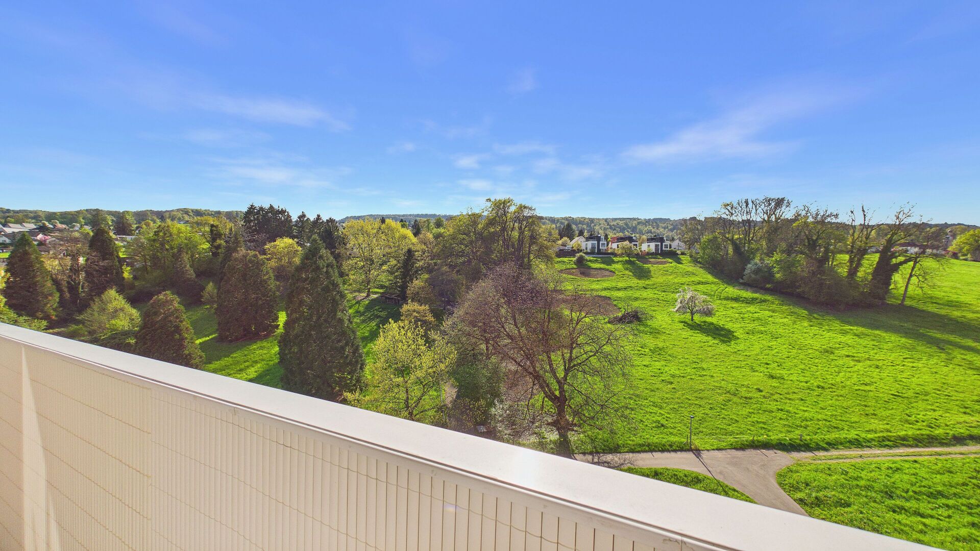 Blick vom Balkon auf Grünfläche