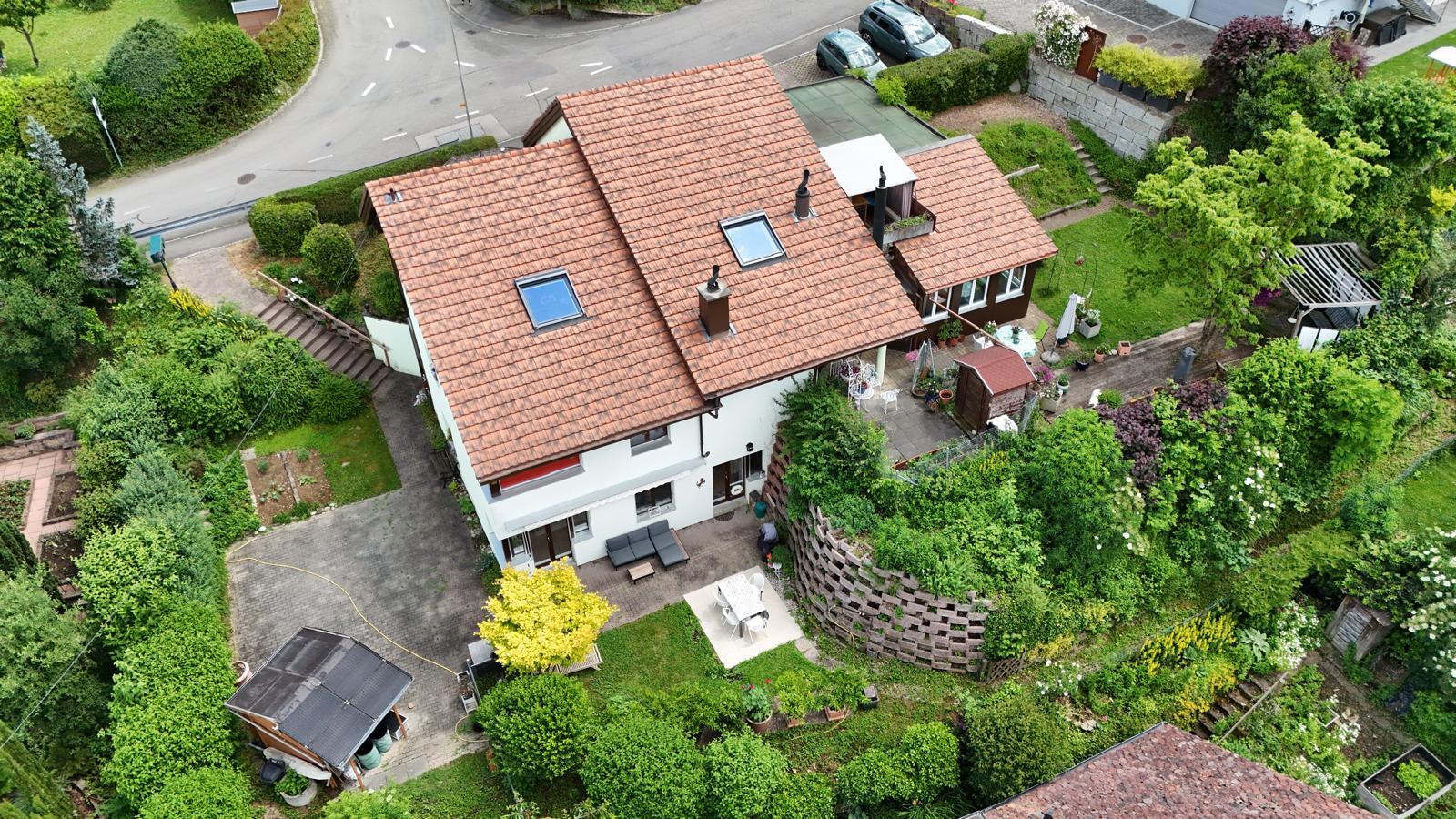 Luftaufnahme eines Wohnhauses mit Garten
