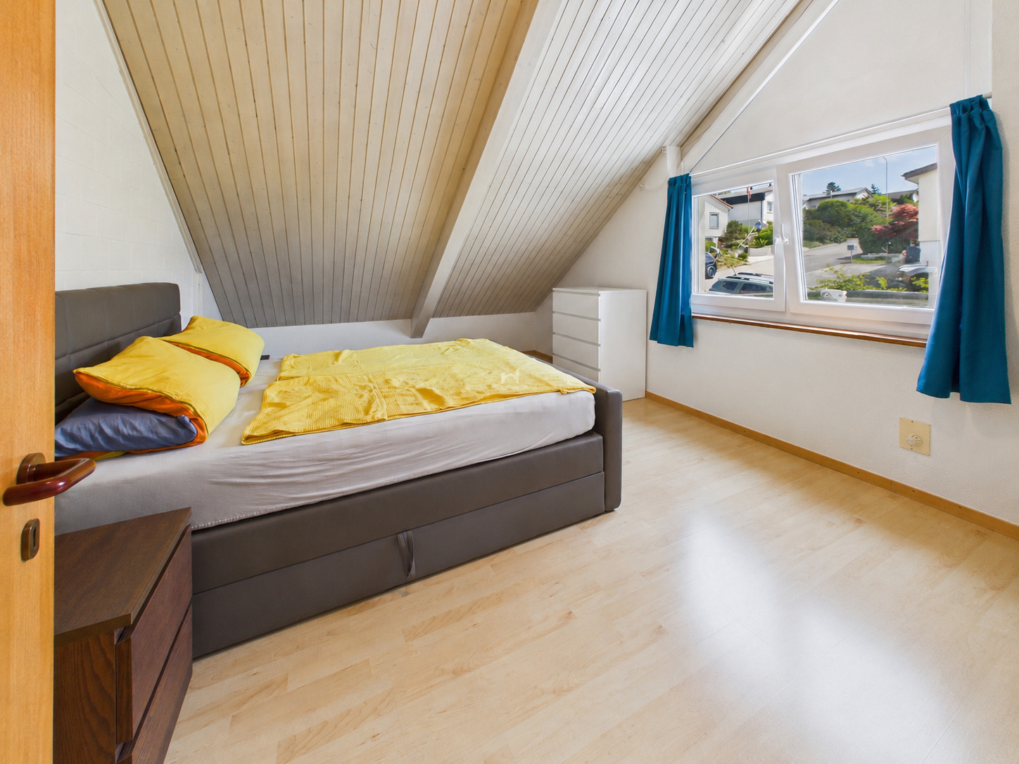Schlafzimmer mit Dachschräge