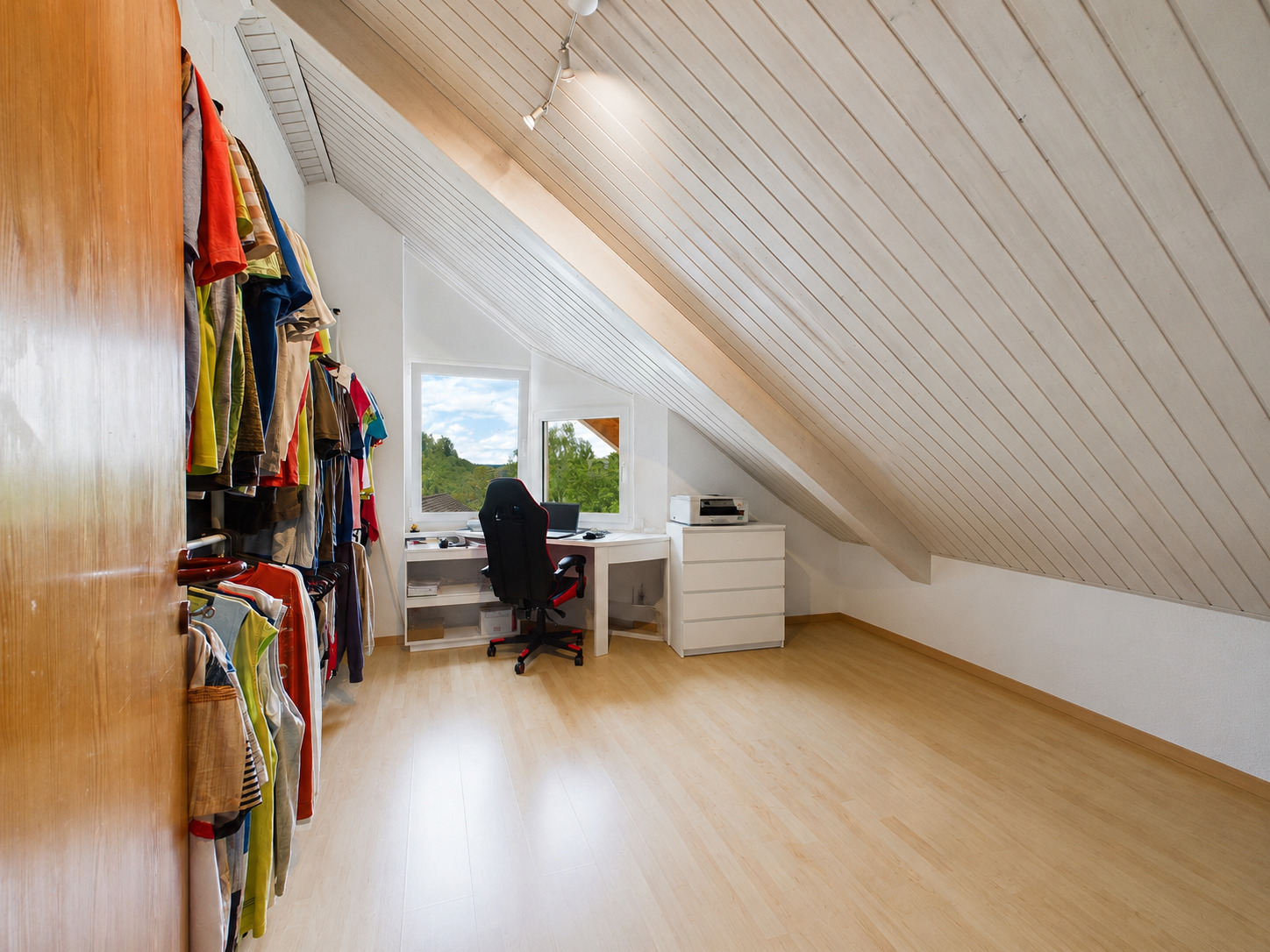 Dachgeschossraum mit Ankleide und Arbeitsplatz