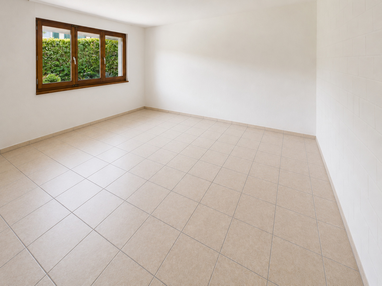 Leerer heller Raum mit Fliesenboden und Holzfenster