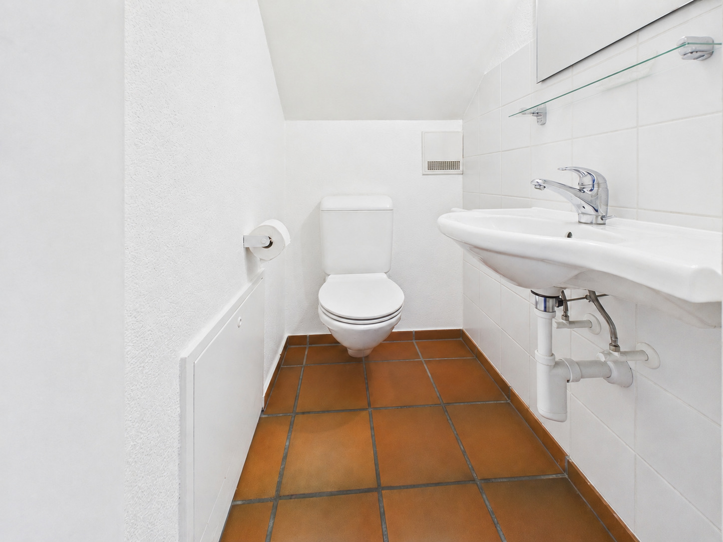 Kleines Gäste-WC mit Wand-WC und Handwaschbecken