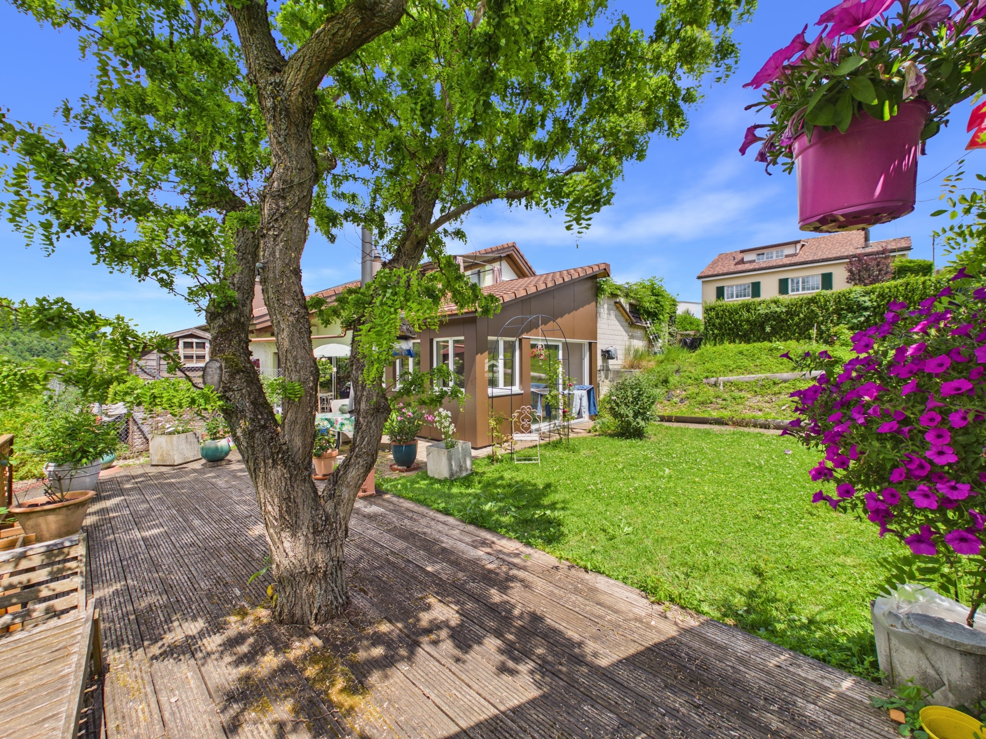 Garten mit Terrasse und Hausansicht