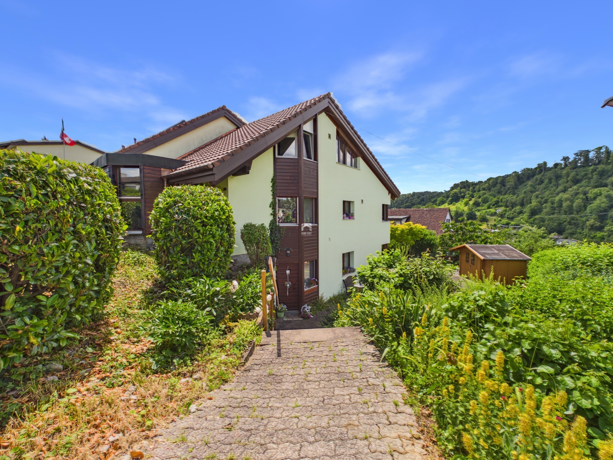 Einfamilienhaus mit Garten und Bergblick