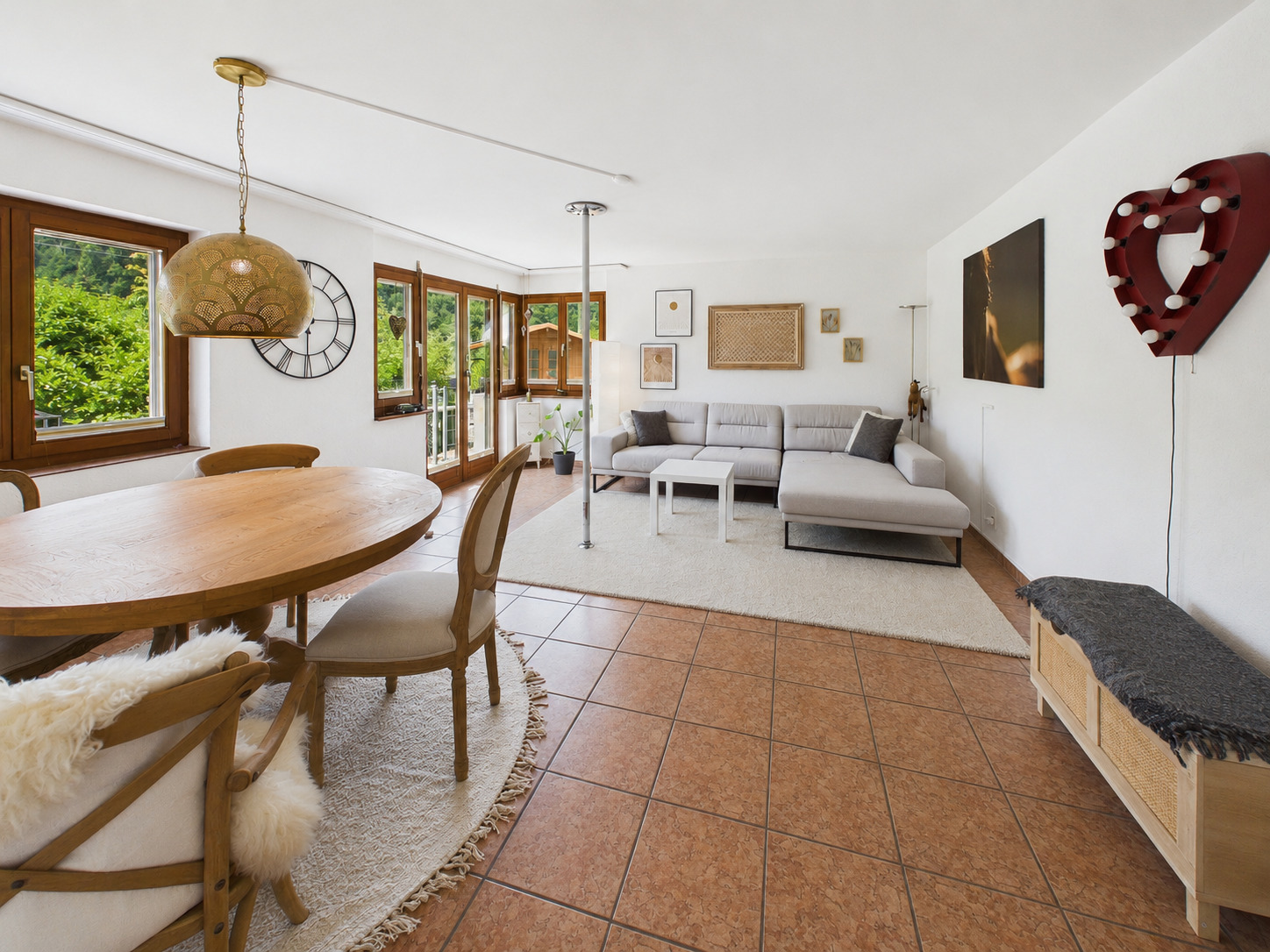 Helles Wohn- und Esszimmer mit Balkonblick