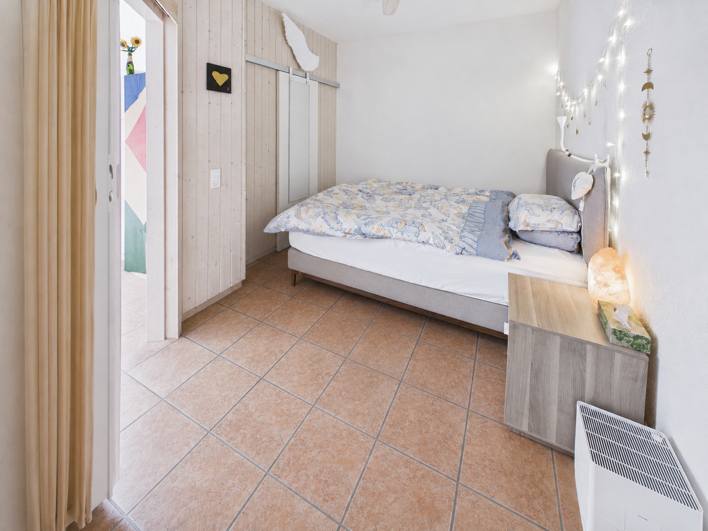 Gemütliches Schlafzimmer mit Fliesenboden