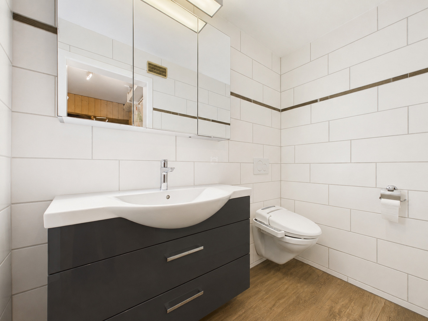 Modernes Gäste-WC mit Wand-Waschtisch und Hänge-WC