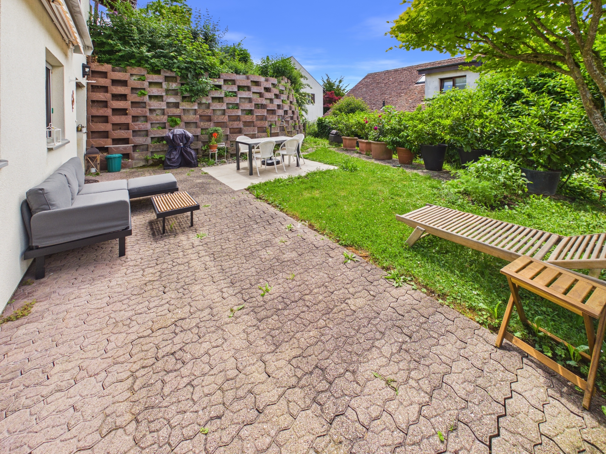 Garten mit Terrasse und Sitzbereich