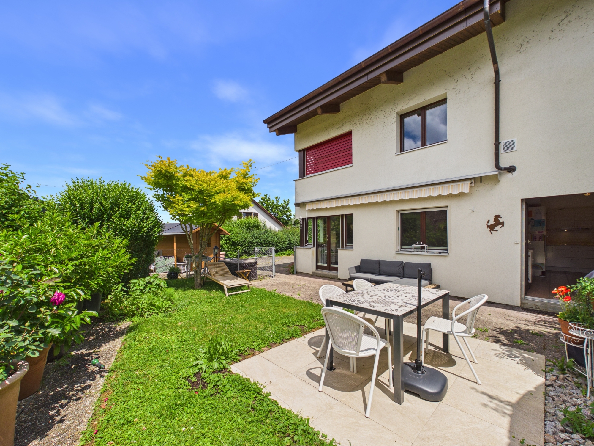 Heller Garten mit Terrasse am Einfamilienhaus