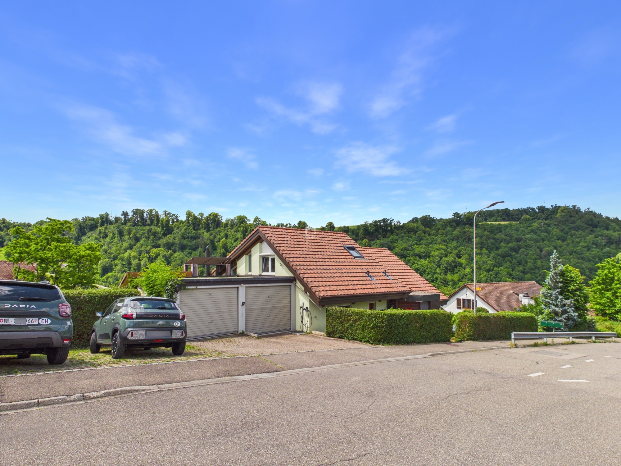 Einfamilienhaus an ruhiger Straße mit Hügelblick