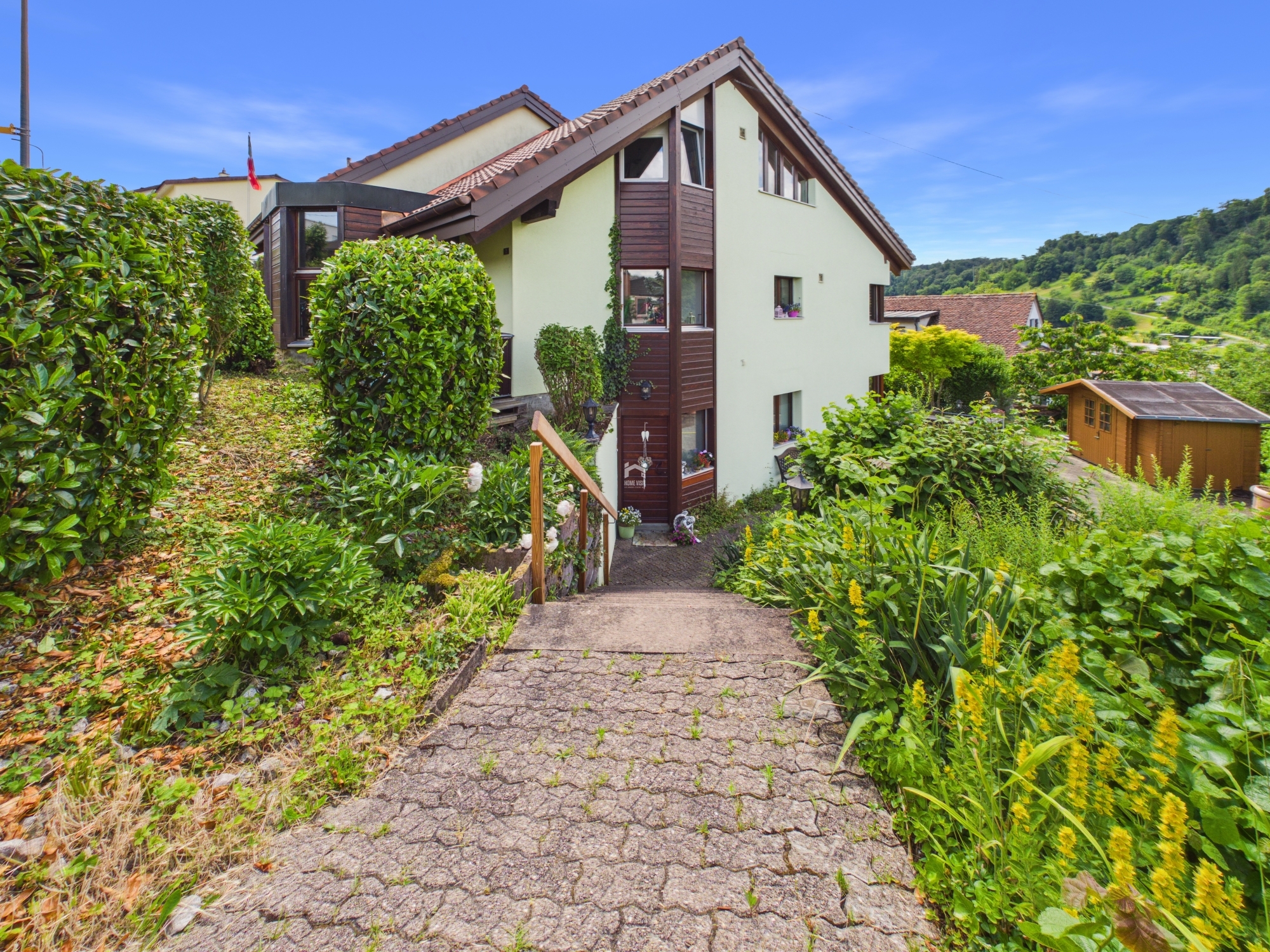 Außenansicht eines Hauses mit Gartenweg