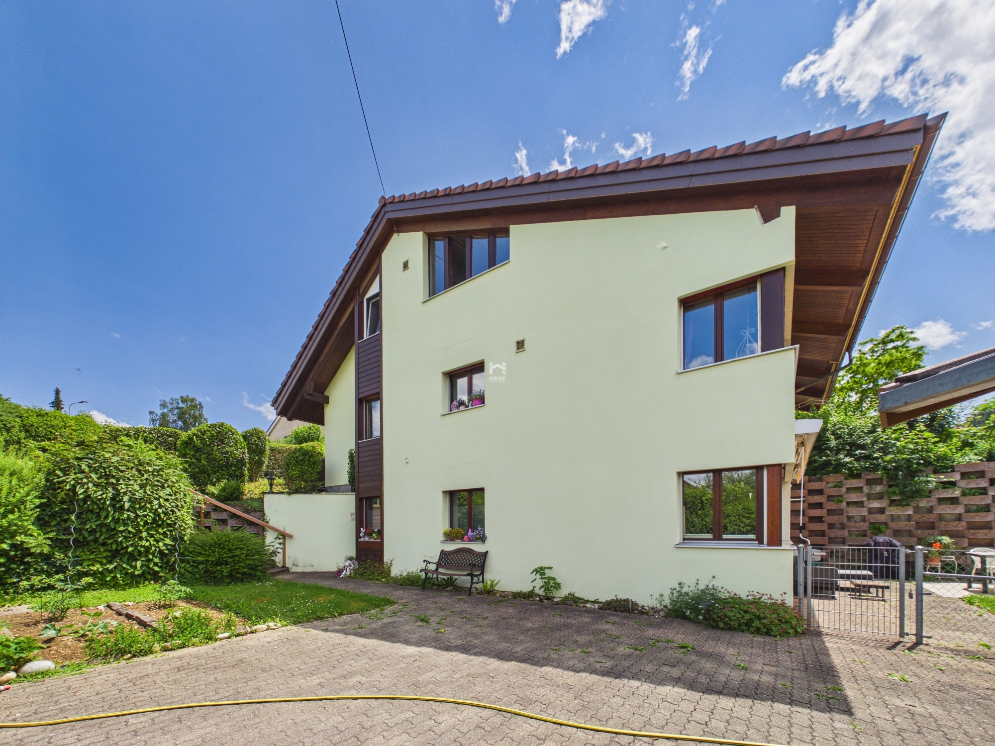 Einfamilienhaus mit Garten und Zufahrt
