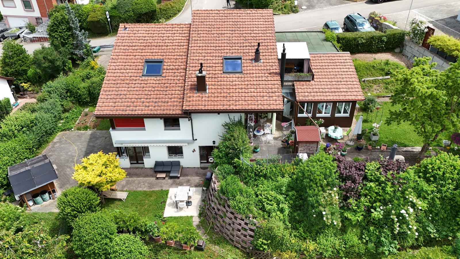 Drohnenaufnahme eines Wohnhauses mit großem Garten