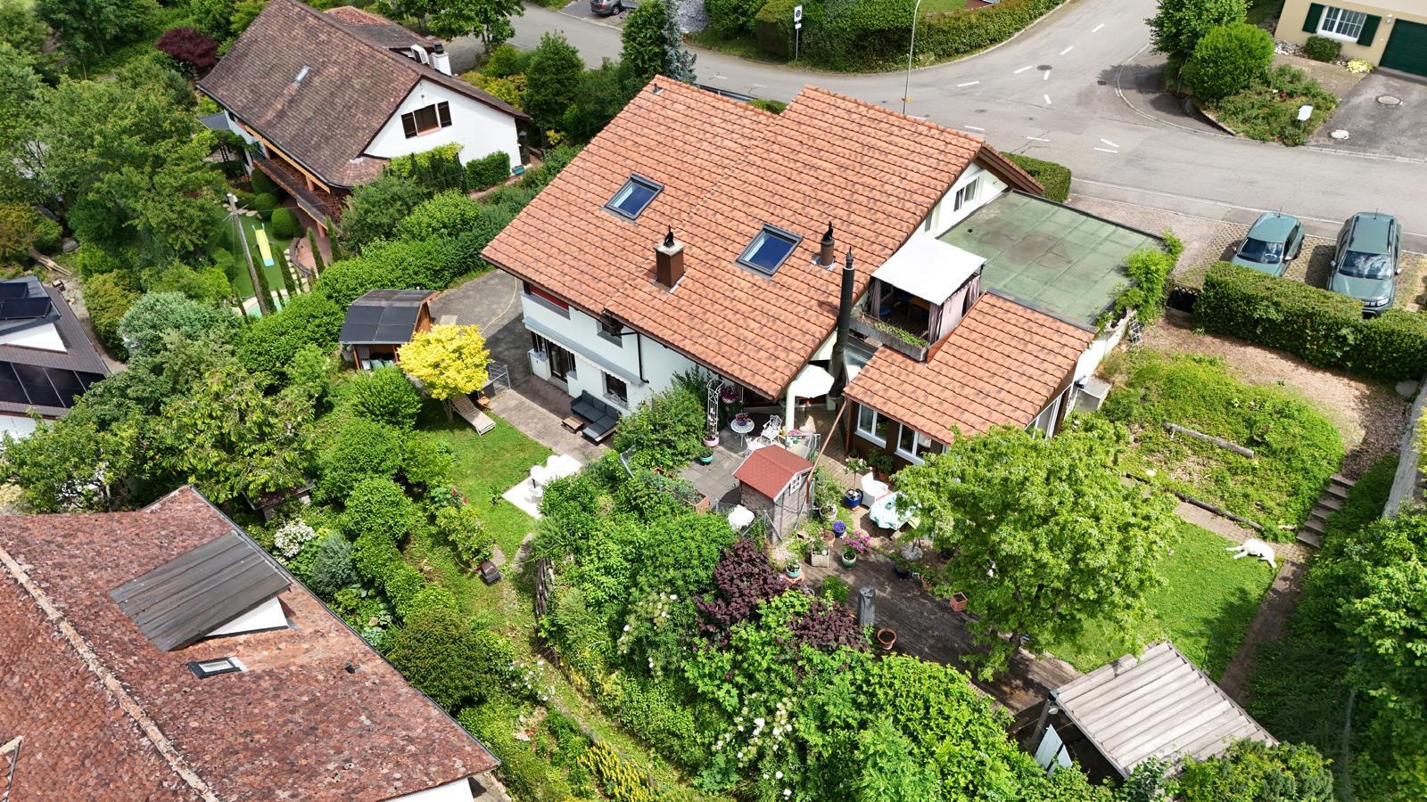 Drohnenaufnahme eines Einfamilienhauses mit großem Garten