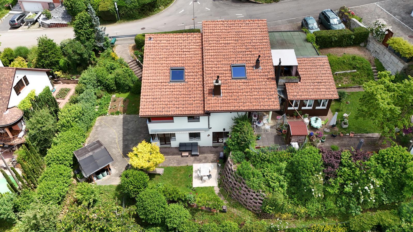 Luftaufnahme eines Einfamilienhauses mit großem Garten