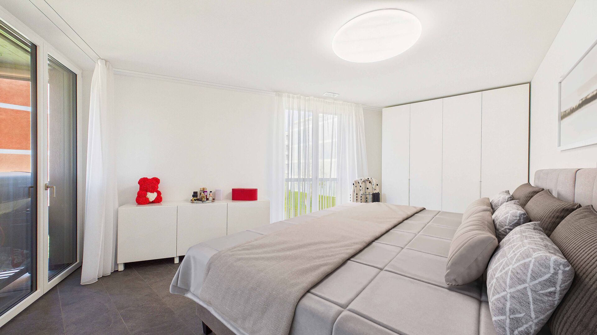 Modernes Schlafzimmer mit großem Bett und Einbauschrank