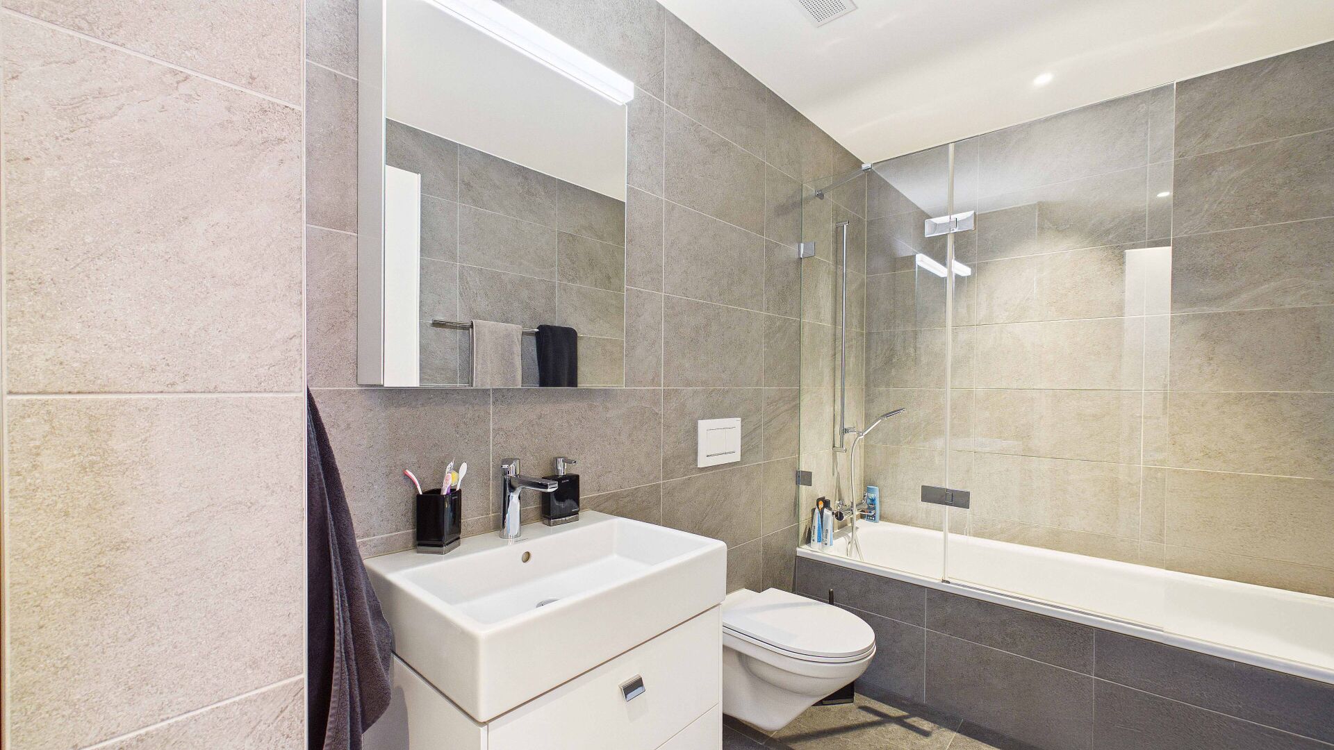 Modernes Badezimmer mit Badewanne und Glasabtrennung