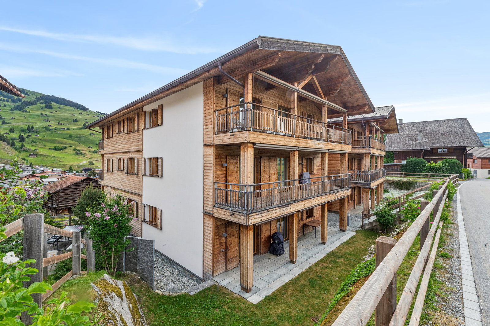 Alpine Holzchalet mit Balkonen