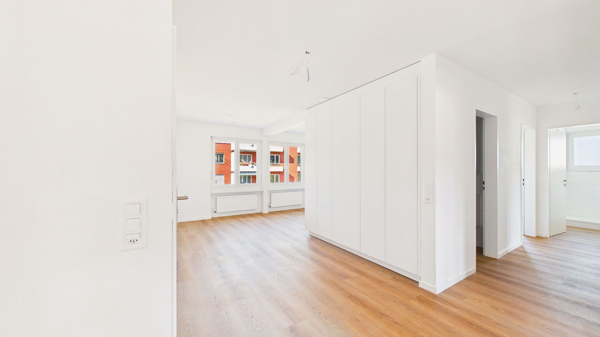 Heller, leerer Wohnraum mit Einbauschrank