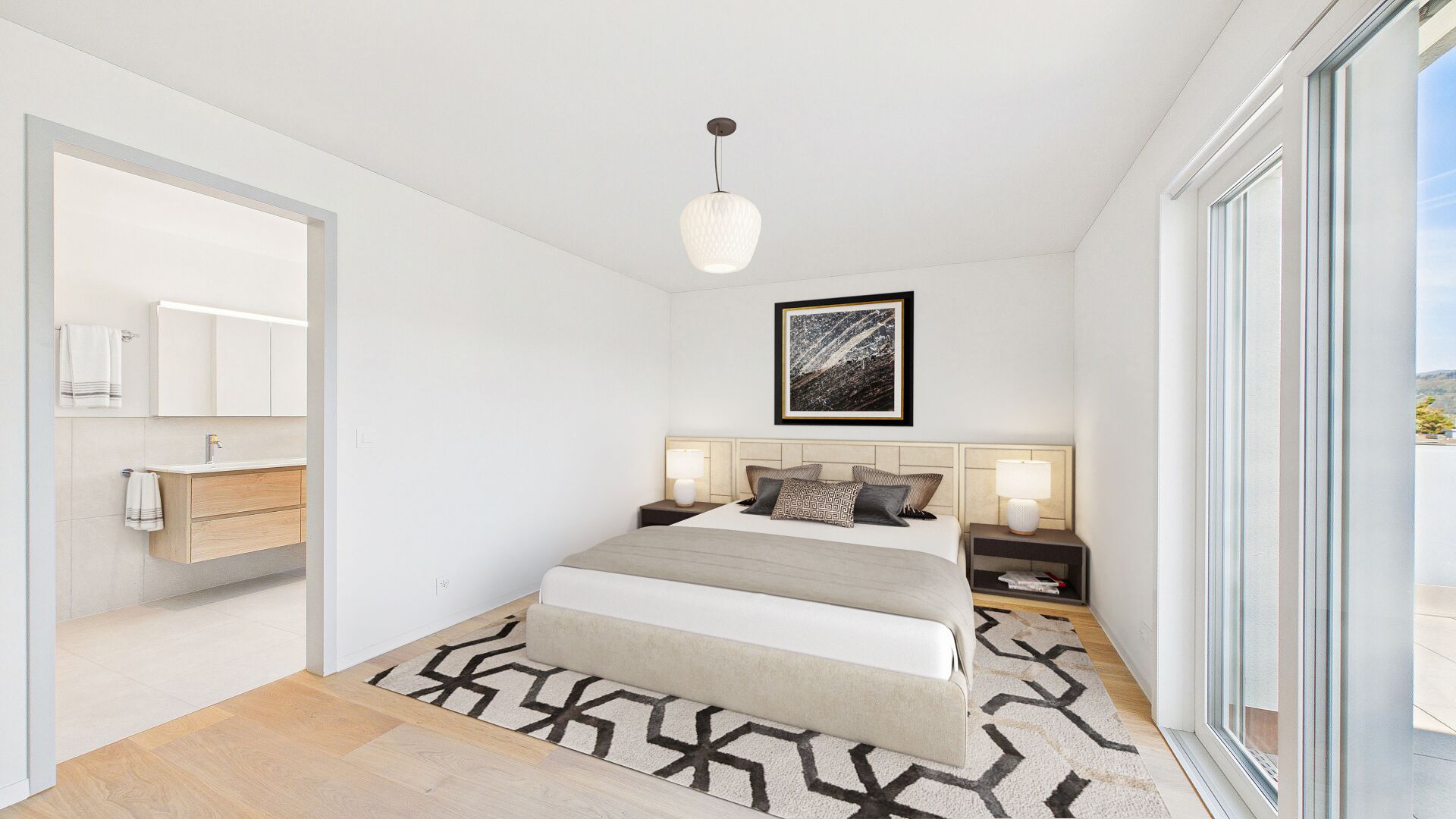 Helles Schlafzimmer mit Badzugang und Balkonblick