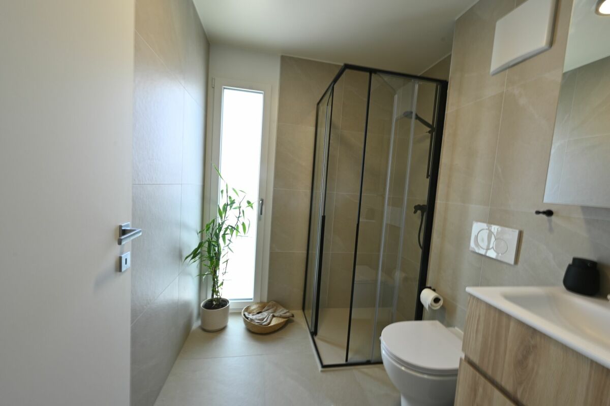 Modernes Badezimmer mit Dusche und WC
