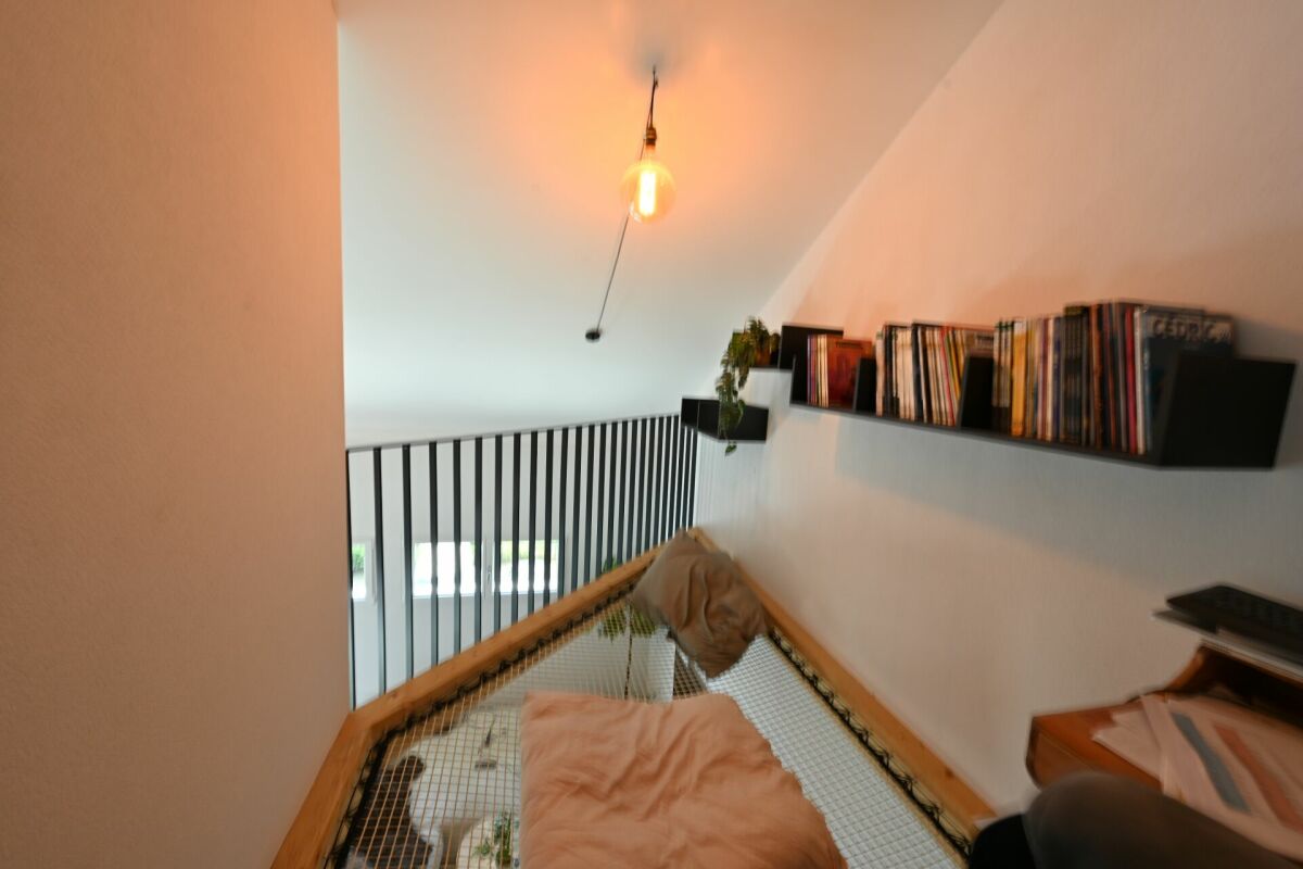 Galerie mit Netzliege und Bücherregal
