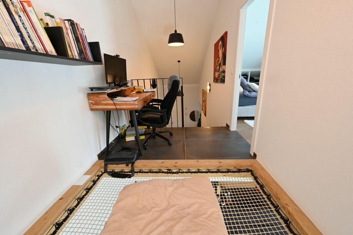 Galerie mit Arbeitsbereich und Blick ins Schlafzimmer