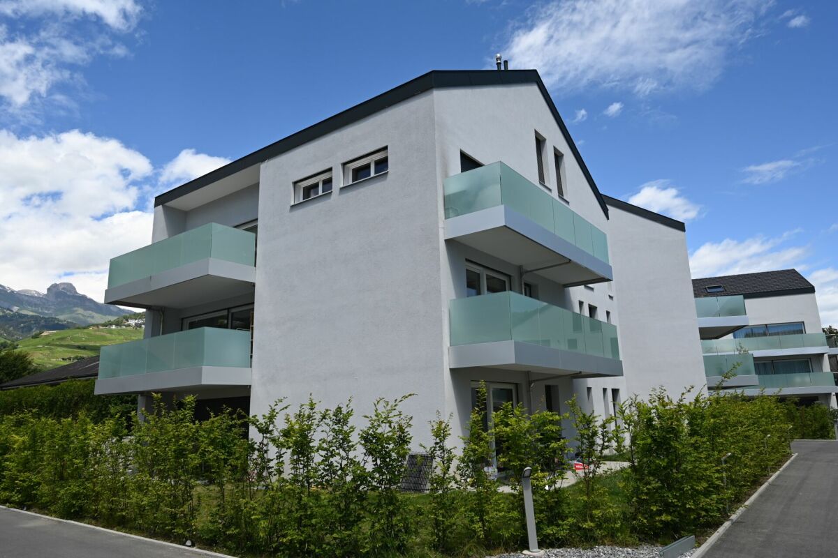 Moderne Wohnanlage mit Balkonen und Bergblick