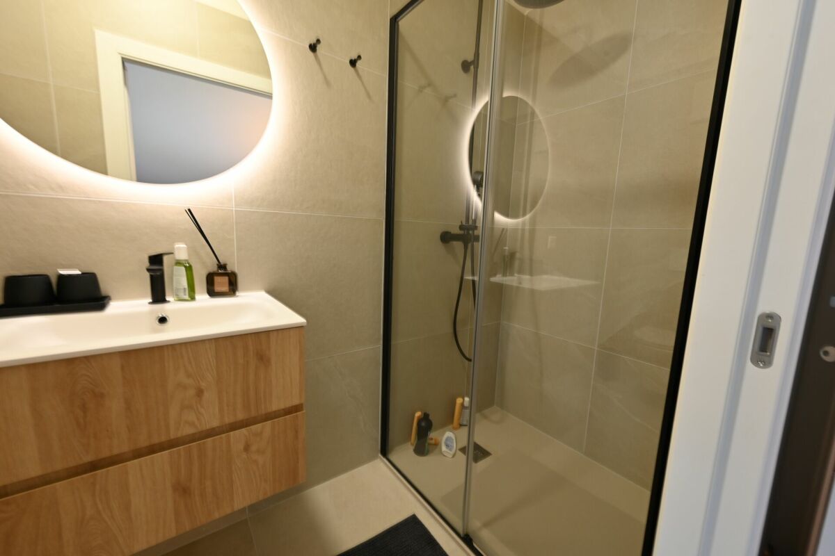 Modernes Badezimmer mit Waschtisch und Dusche