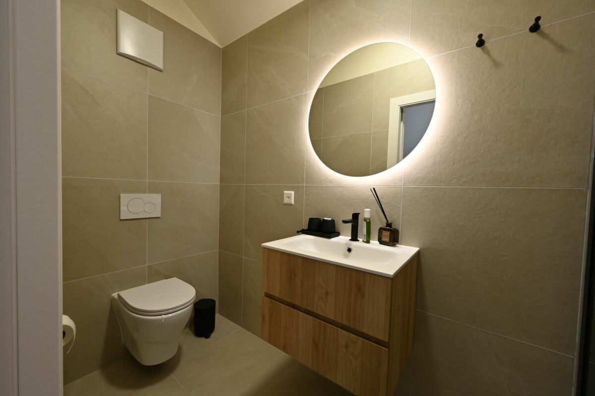 Modernes Gäste-WC mit LED-Spiegel