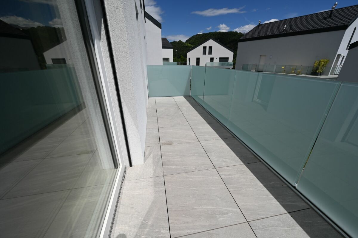 Balkon mit Glasgeländer