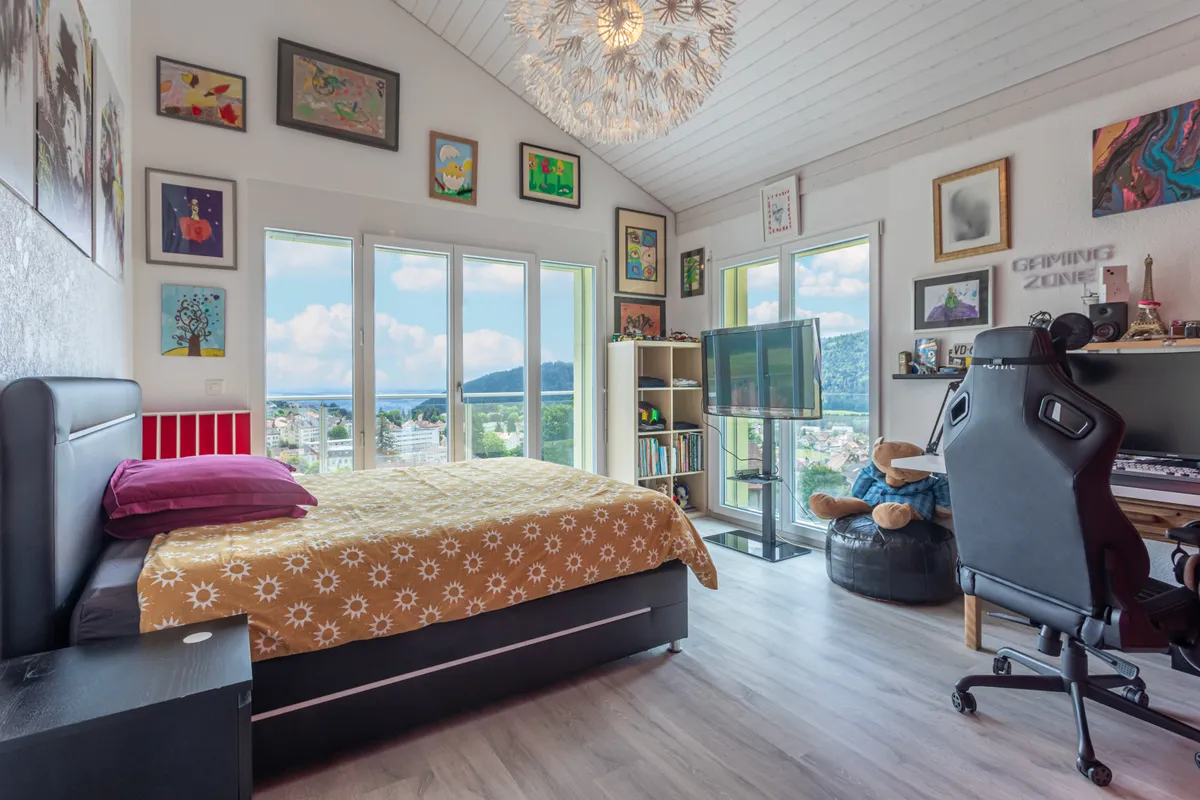 Helles Schlafzimmer mit Ausblick