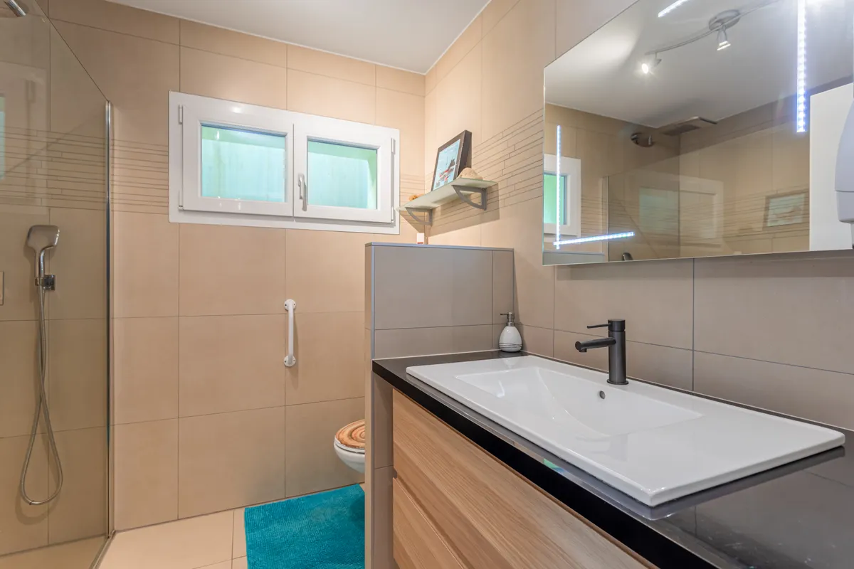 Modernes Badezimmer mit Dusche und Waschtisch