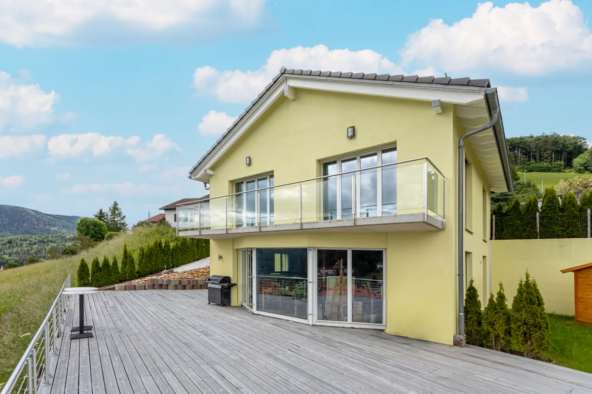 Modernes Einfamilienhaus mit großer Terrasse