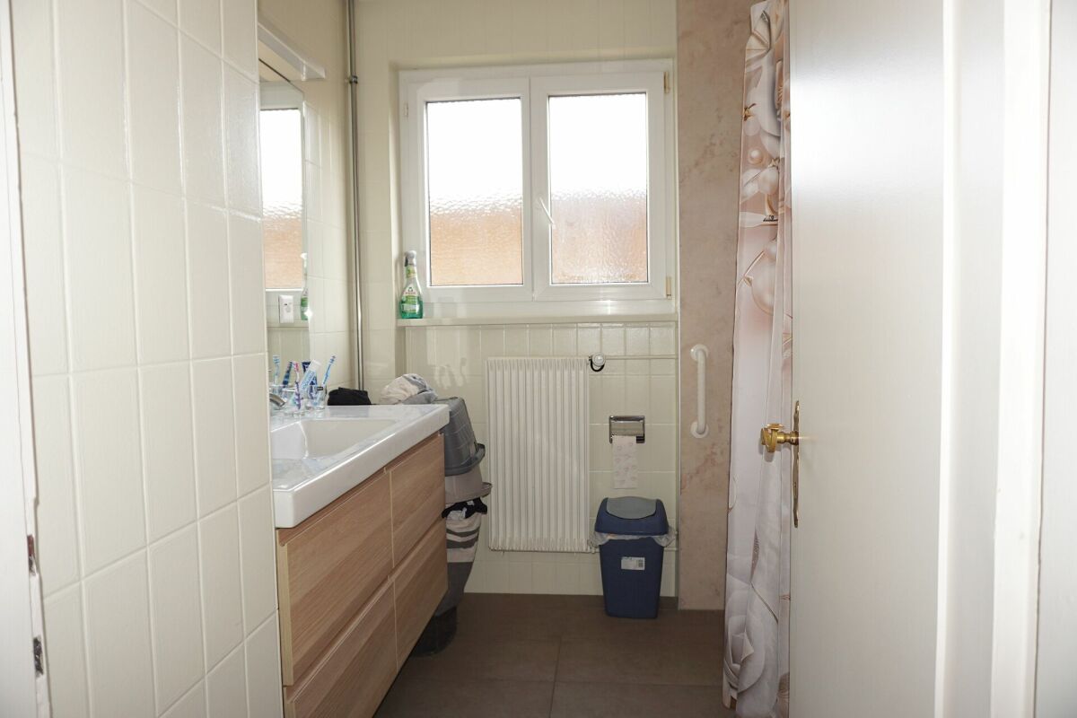 Helles Badezimmer mit Fenster und Waschplatz