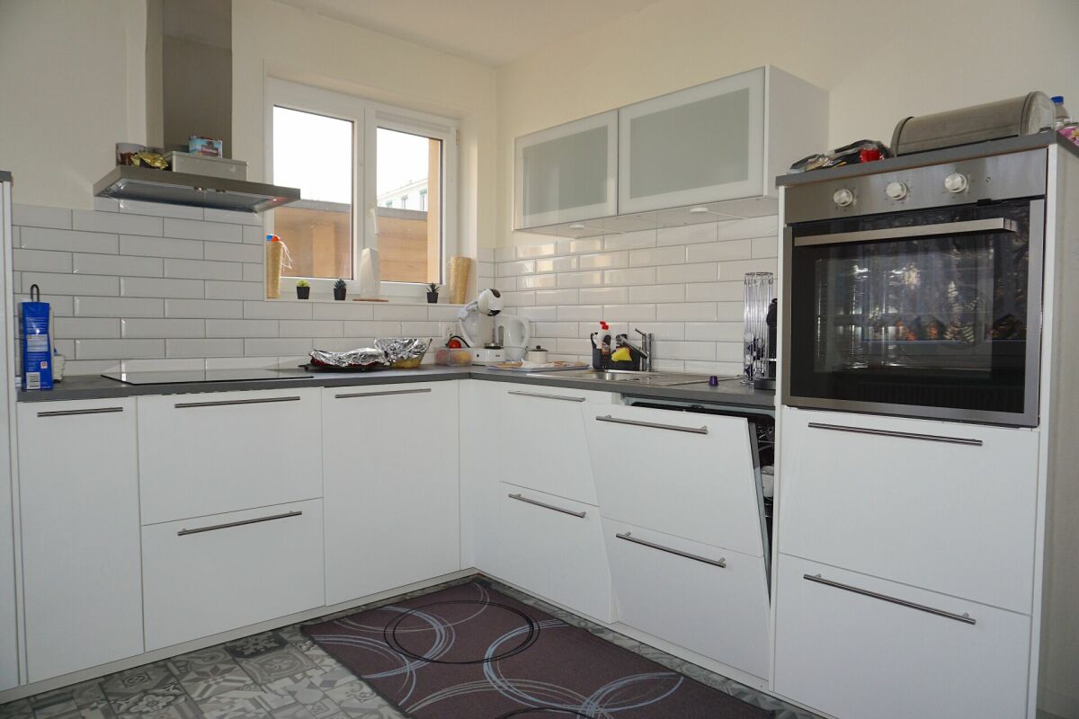 Moderne Einbauküche mit weißen Fronten