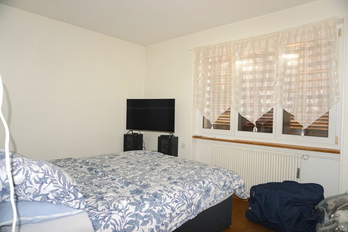 Schlafzimmer mit Doppelbett und Fenster