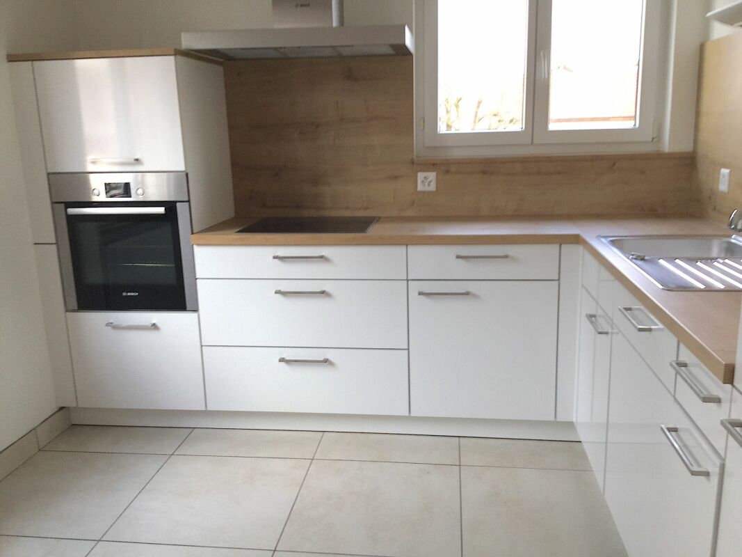 Moderne Einbauküche mit heller Holzoptik