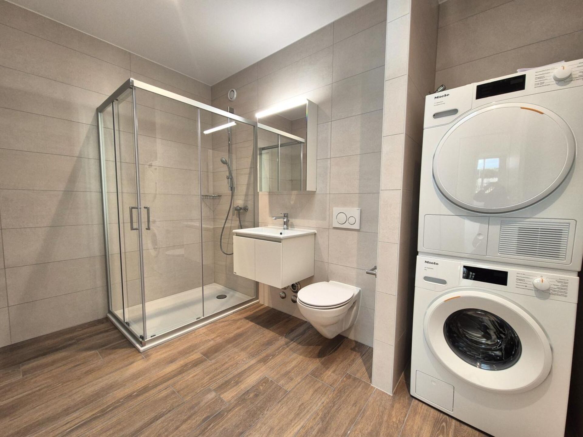 Modernes Badezimmer mit Duschkabine und Waschtisch