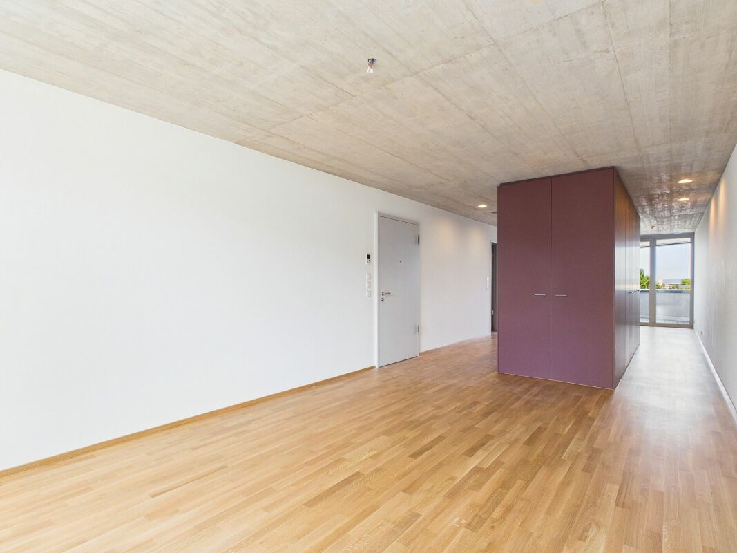 Langer, heller Flur mit Einbauschrank