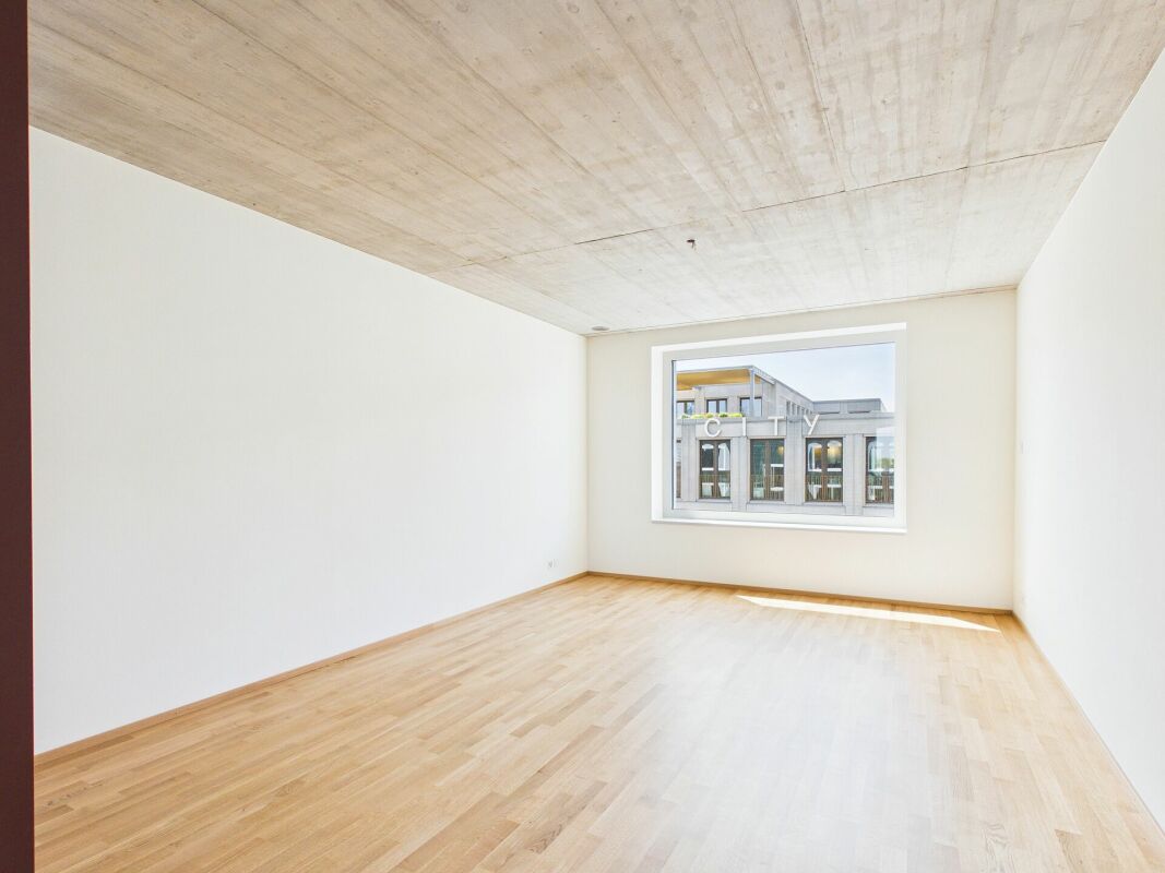 Leerer heller Raum mit großem Fenster