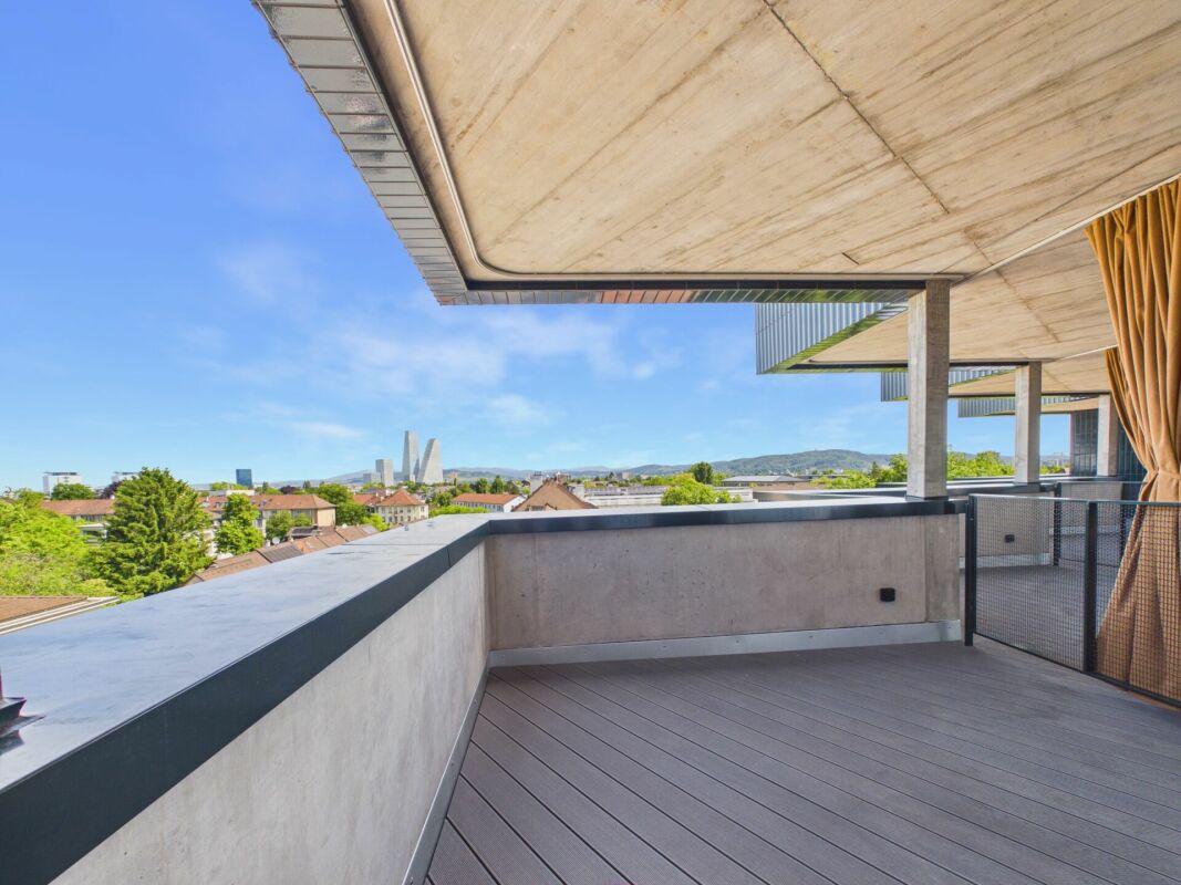 Überdachte Dachterrasse mit Stadtblick