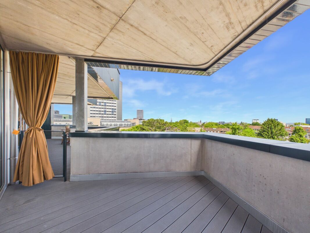 Balkon mit Stadtblick