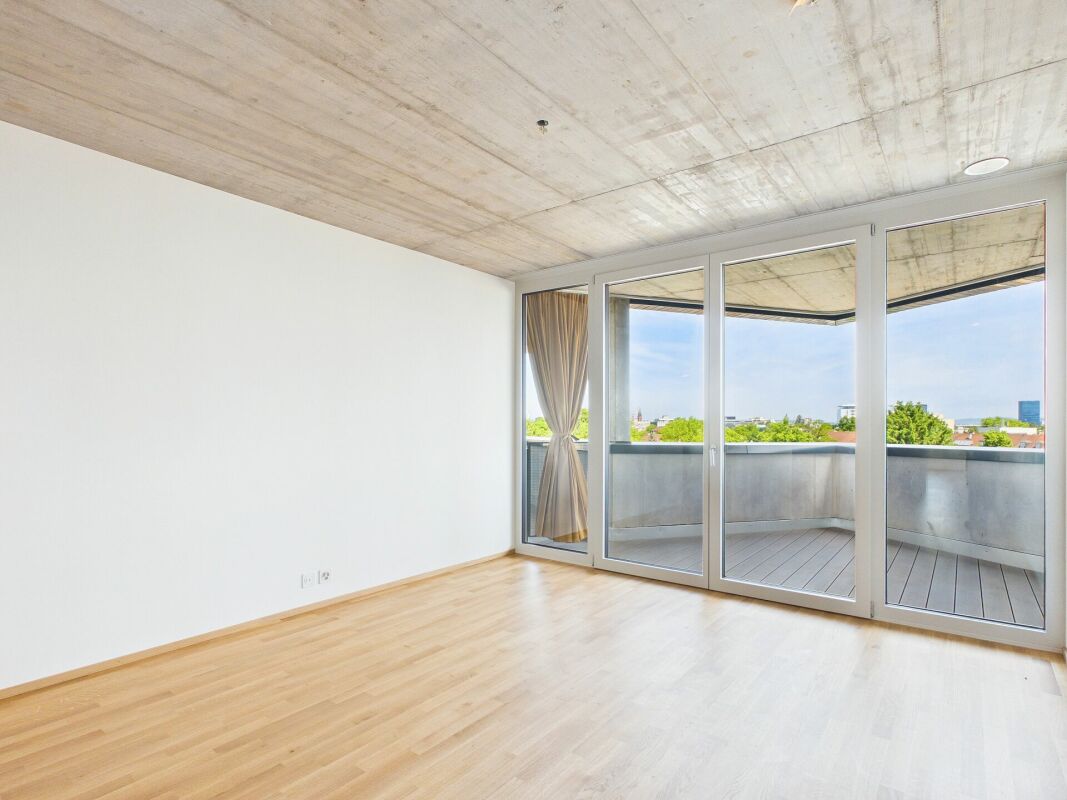 Heller Wohnraum mit Balkon und Stadtblick