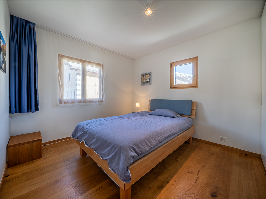 Helles Schlafzimmer mit Holzfußboden