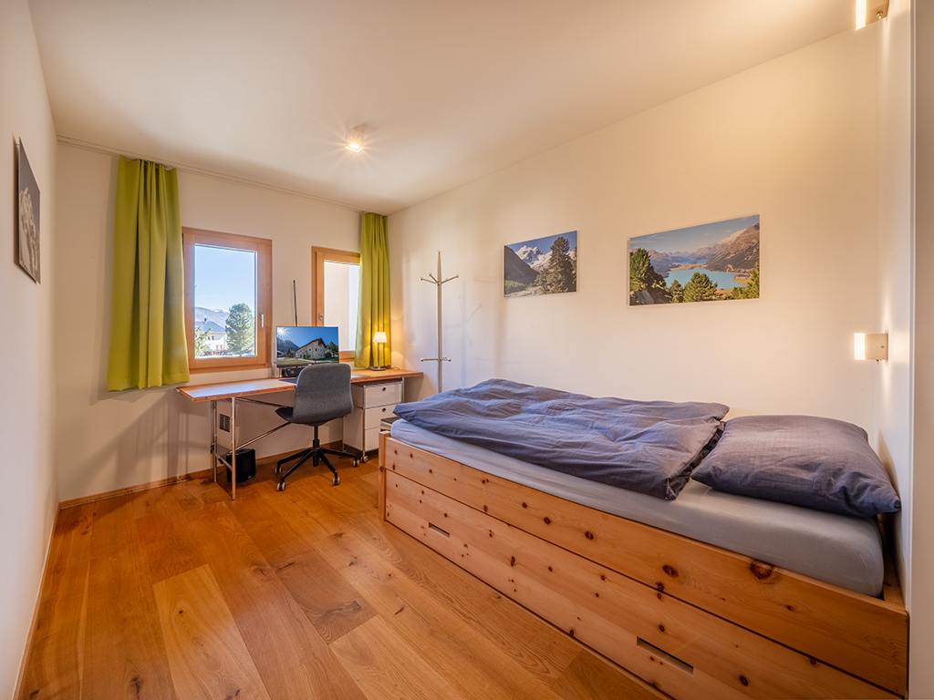 Helles Schlafzimmer mit Arbeitsbereich