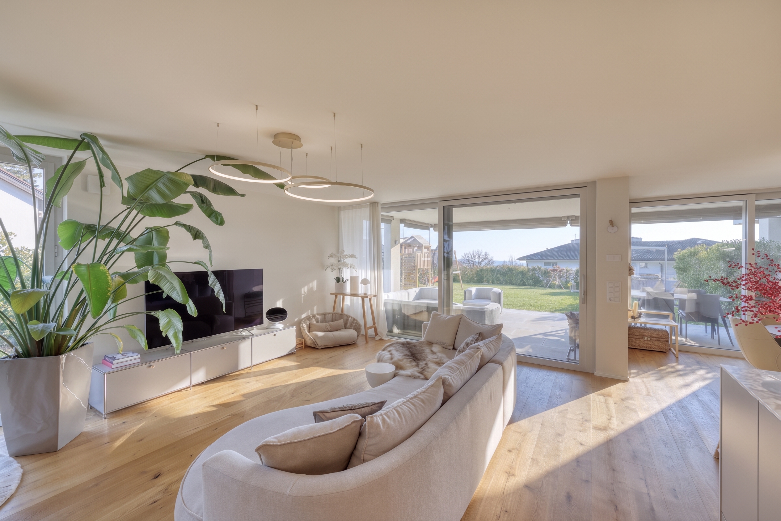 Helles modernes Wohnzimmer mit Gartenblick