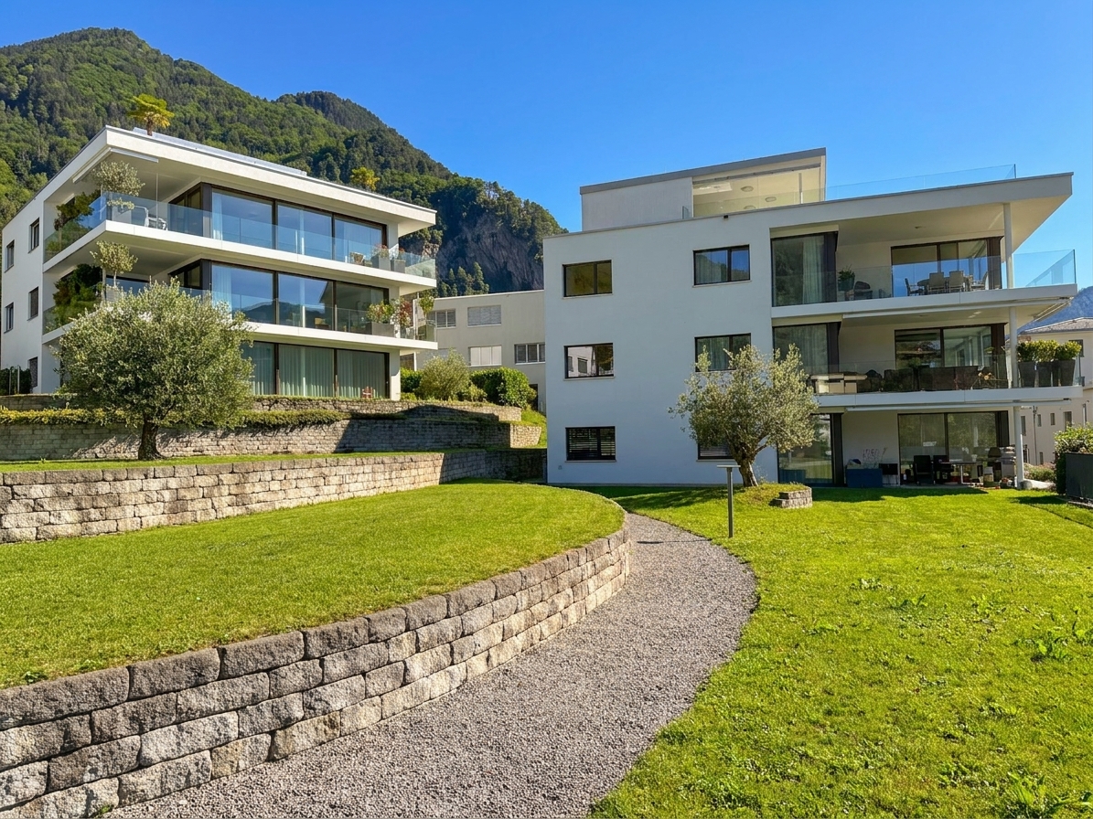 Moderne Wohnanlage mit Terrassen und Bergkulisse
