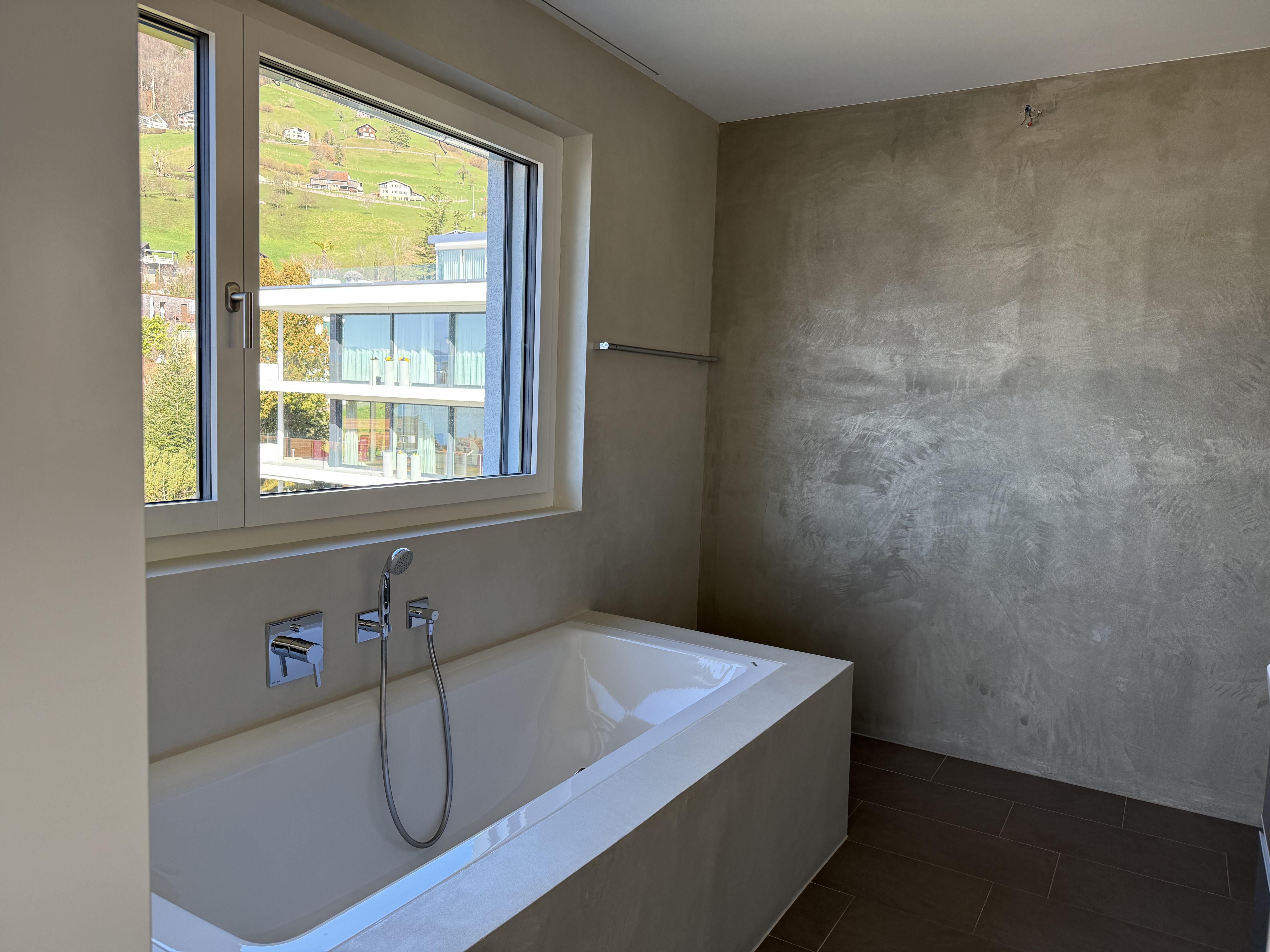 Modernes Badezimmer mit Badewanne und Naturblick